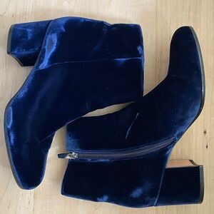 *as New* Gianvito Rossi -blue velvet ankle boots